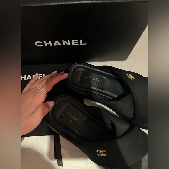 CHANEL WOMENS PUFFY SANDAL BLACK - Picture 10 of 13